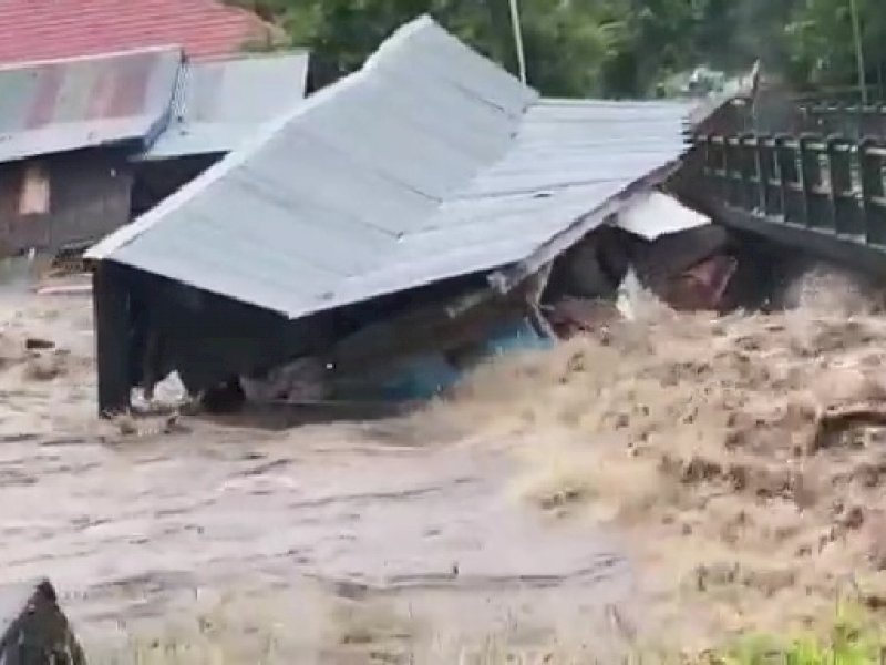 Rumah warga di Soppeng yang hanyut dibawa arus sungai. 