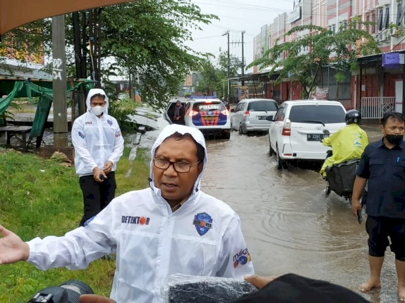 Wali Kota Makassar Danny Pomanto memantau kondisi banjir siang tadi.