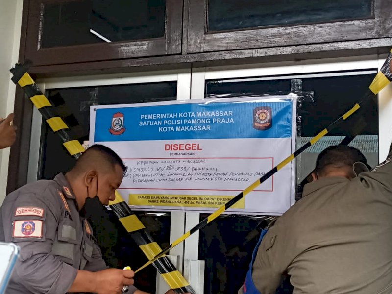 Satpol PP Makassar menyegel ruangan direksi perusda setelah efektif dibekukan hari ini. 
