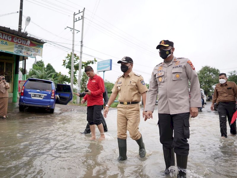 Wakil Bupati Gowa, H Abd Rauf Malaganni saat meninjau salah satu lokasi banjir di Dusun Bontorea, Desa Pallangga, Kecamatan Pallangga.