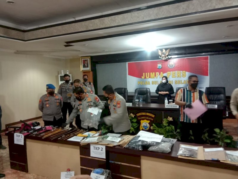Polda Sulsel menunjukkan barang dari hasil penangkapan 7 pelaku penyerangan asrama mahasiswa di Makassar.