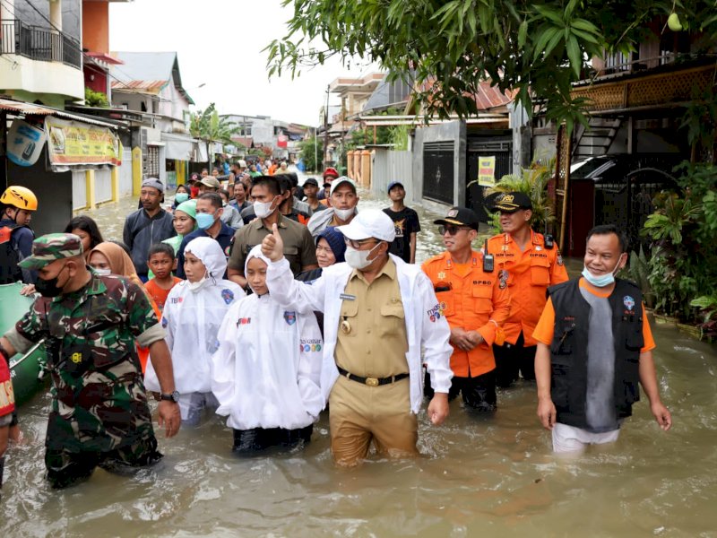 Wali Kota Makassar Moh Ramdhan Pomanto saat memantau banjir siang tadi.