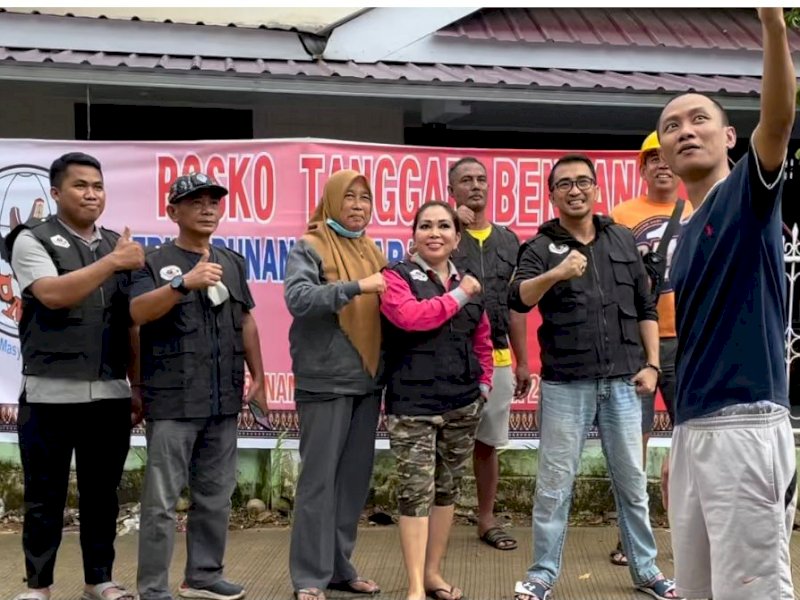 Mario David bersama pengurus PMTI  membantu warga yang terkena banjir di Makassar. (Foto: Ist)