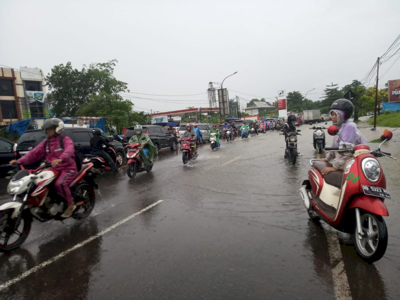 Banjir terjadi di Jl Perintis Kemerdekaan, Selasa (7/12/2021). (Foto: Supriadi/PEDOMANMEDIA)