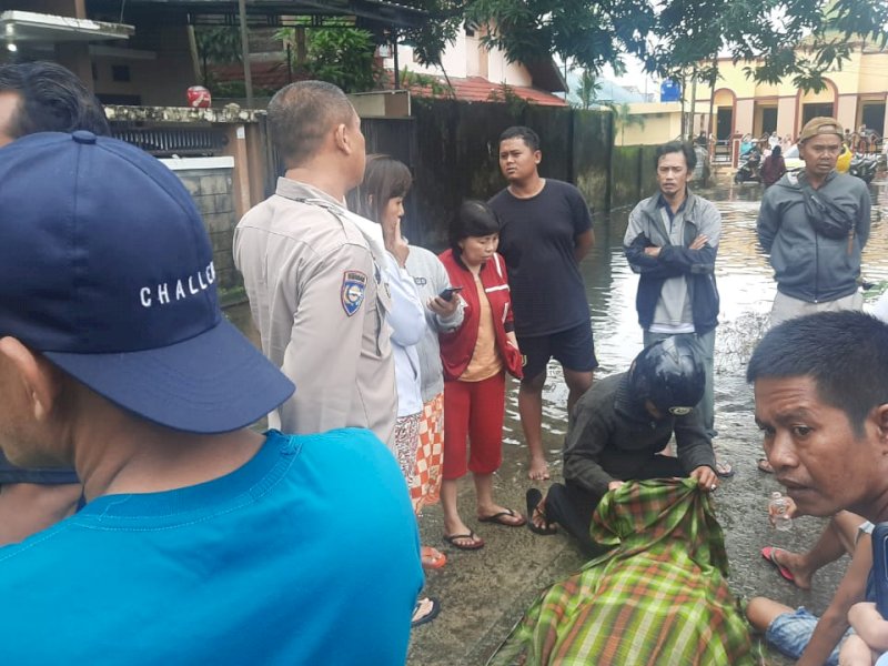 Proses evakuasi pelajar yang tewas tersengat listrik di Makassar. (Foto: Ist)