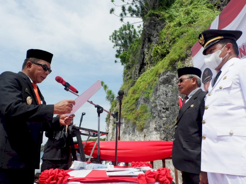 Bupati lantik Sekda Bulukumba dan Camat Ujungloe. (Foto: Ist)