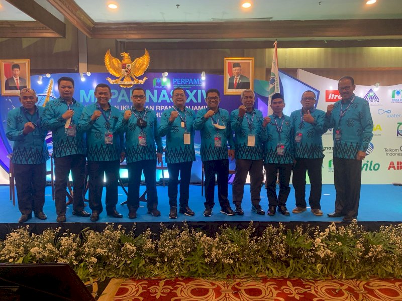 Dirut PDAM Gowa Hasanuddin Kamal di antara para penerima penghargaan serangkaian Munas Perpamsi di Surakarta, Solo. 