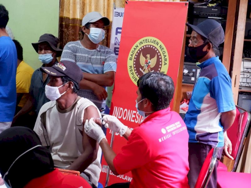 Vaksinasi yang digelar BIN Sulsel bersama Pemkab Sidrap. (Foto: Ist)