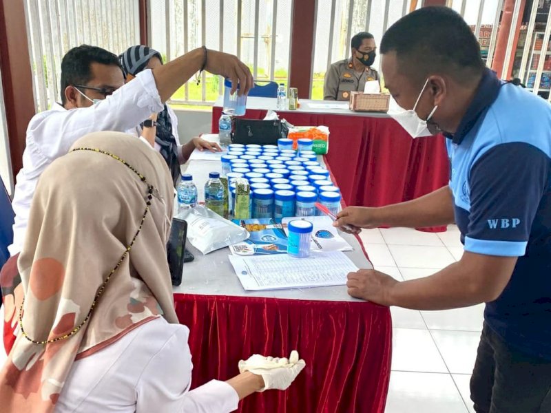 Petugas dan WBP Rutan Sinjai menjalani tes urin. (Foto: Ist)