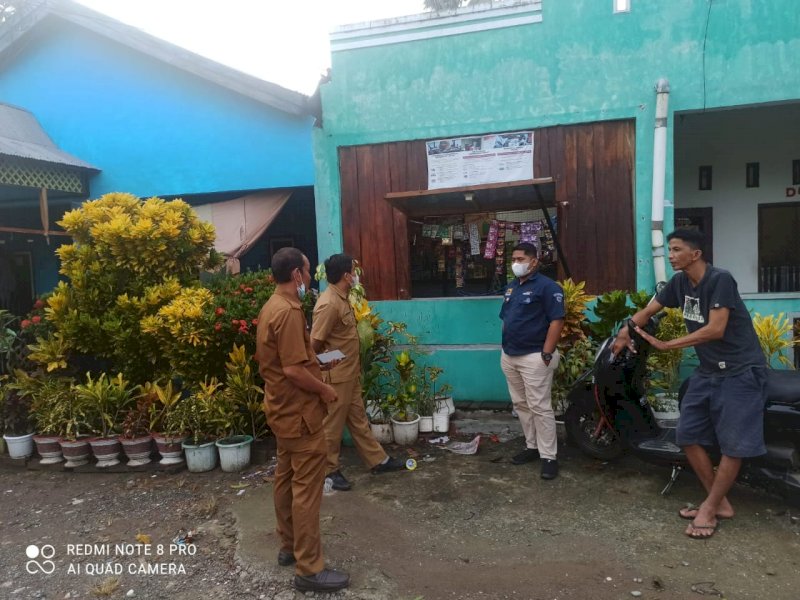 Petugas melakukan pengecekan kelayakan e-Warung di Wajo. (Foto: Ist)