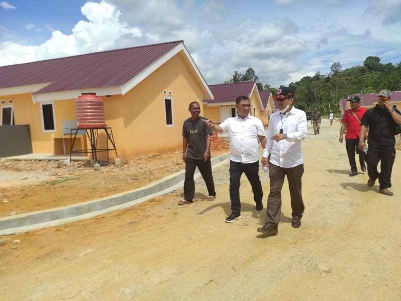 Sekretaris Daerah Lutra, Armiadi, melakukan peninjauan ke lokasi huntap, Jumat (10/12/2021).