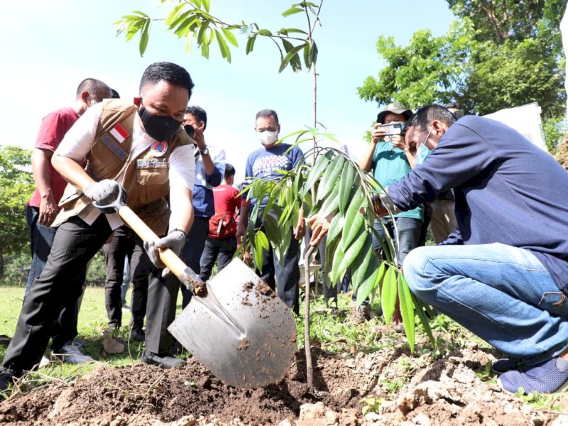 Bupati Bantaeng Ilham Azikin memimpin penanaman pohon.