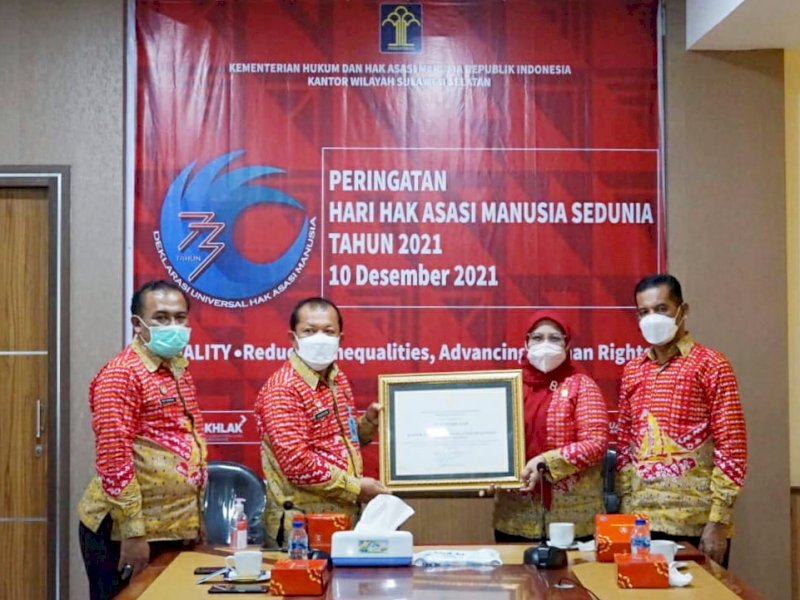30 UPT Kemenkumham Sulsel menerima penghargaan Pelayanan Publik Berbasis HAM (P2HAM), Jumat (10/12/2021).