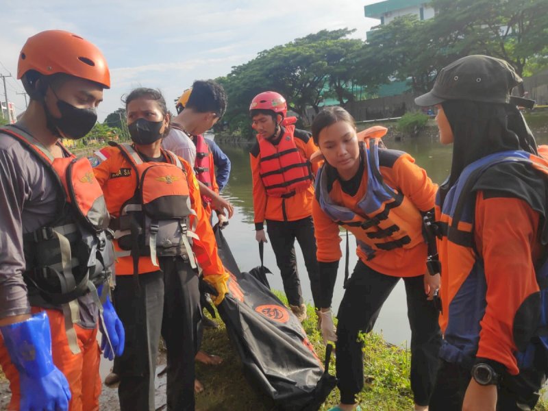 Tim SAR mengevakuasi jsad pelajar yang terjun ke Sungai Pampang.