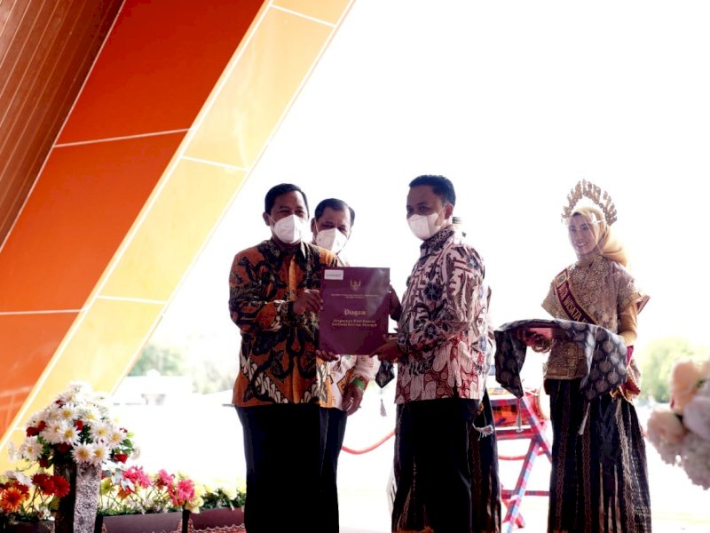 Bupati Bantaeng Ilham Azikin mendapat penghargaan dari Kementerian Koperasi dan UMKM.