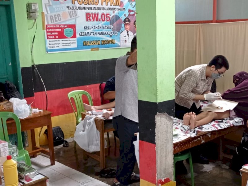 Kegiatan khitanan massal di Kelurahan Masale, Makassar.