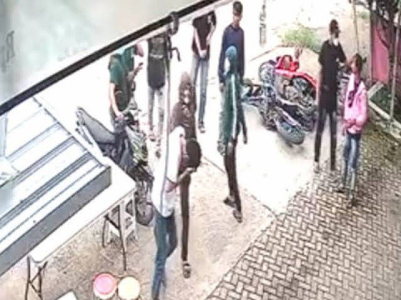 Aksi dua pelaku begal saat menyerang warga di Jalan Poros Barombong Panciro yang sempat terekam CCTV. (ist)