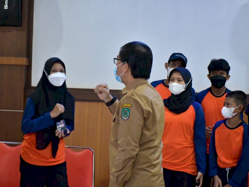 Wabup Lutra Suaib Mansur melepas 16 atlet anggar untuk berlaga di Pra-Porprov, Senin (13/12/2021).