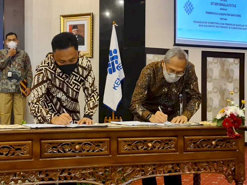 Bupati Bantaeng Ilham Azikin meneken kerja sama dengan Kementerian Tenaga Kerja (Kemanaker) bersama 19 perusahaan nasional di Jakarta, Senin 13 Desember 2021.
