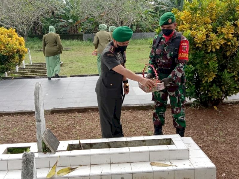 Dandim 1409 Letkol Inf Prasetiyo Ari Wibowo melakukan ziarah nasional dan tabur bunga di Taman Makam Pahlawan Romang Lompoa Jl Poros Malino, Gowa, Selasa (14/12/2021).
