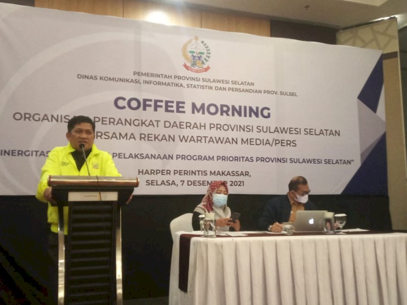 Kadis Kominfo Sulsel Amson Padolo memberi sambutan pada coffe morning OPD dengan media, Selasa (14/12/2021)
