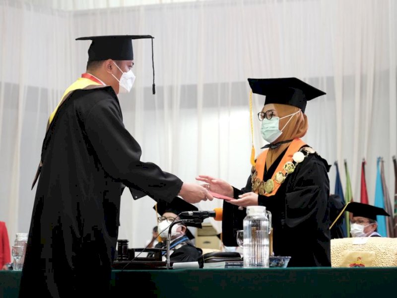 Bupati Gowa Adnan Purichta meraih gelar doktor ilmu hukum di Unhas. 