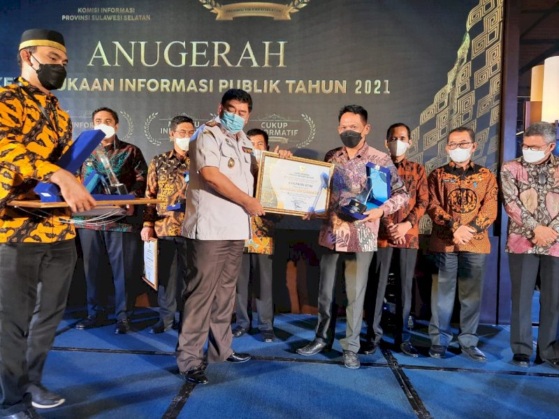 Pemerintah Kabupaten Bone berhasil meraih peringkat 3 kategori Menuju Informatif dari Komisi Informasi Sulawesi Selatan.