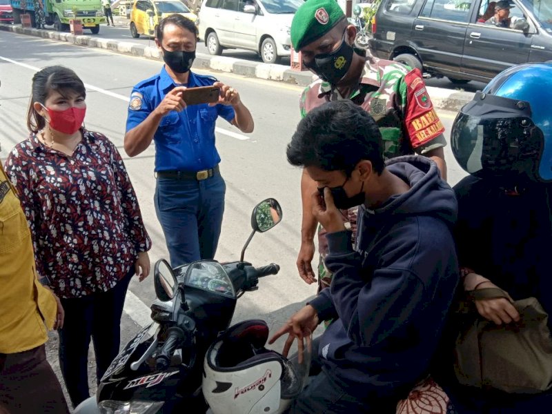 Operasi gabungan TNI dan Polri di Takalar dalam rangka disiplin prokes.