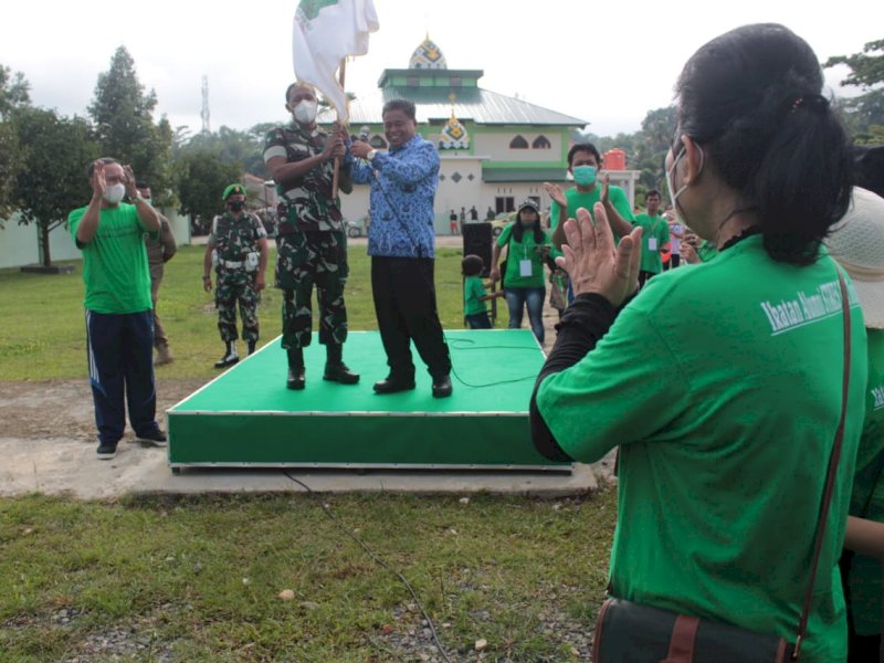 Bupati Torut Yohanis Bassang melepas jalan santai di Lapangan Kodim Tana Toraja, Jumat (17/12/2021).