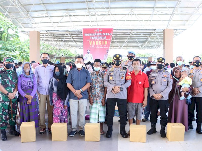 Karo Ops Polda Sulsel meninjau vaksinasi di Kabupaten Takalar.