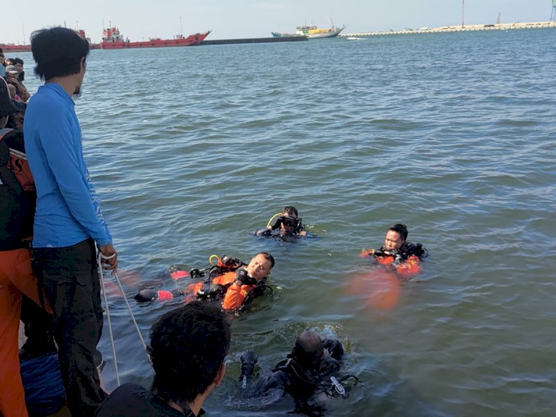 Proses Pencarian ABK yang Terjatuh di Pelabuhan Paotere Makassar. (ist)