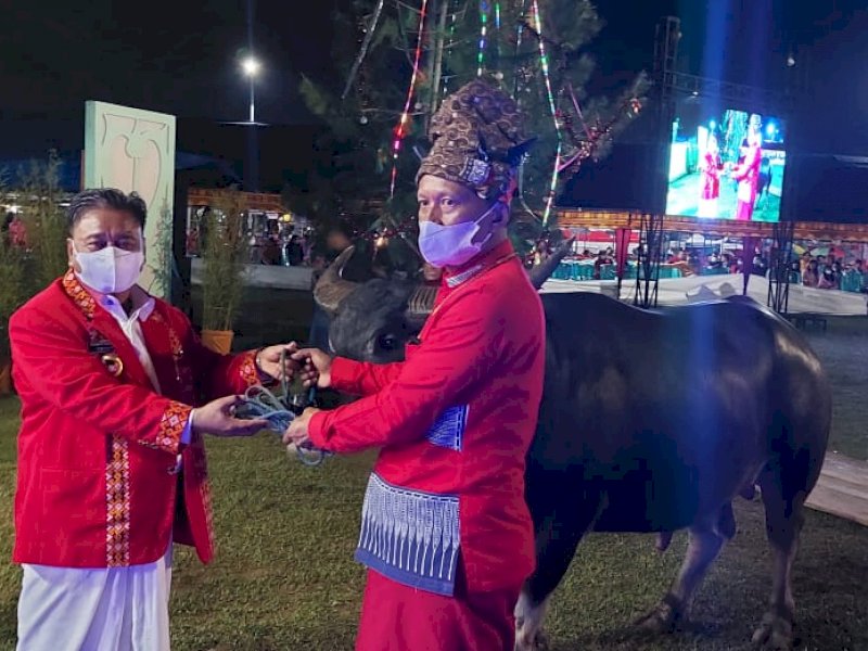 Bupati Toraja Utara Yohanis Bassang resmi menutup Festival Paduan Suara Natal (FPSN) Kabupaten Toraja Utara Tahun 2021, Sabtu (18/12/2021).