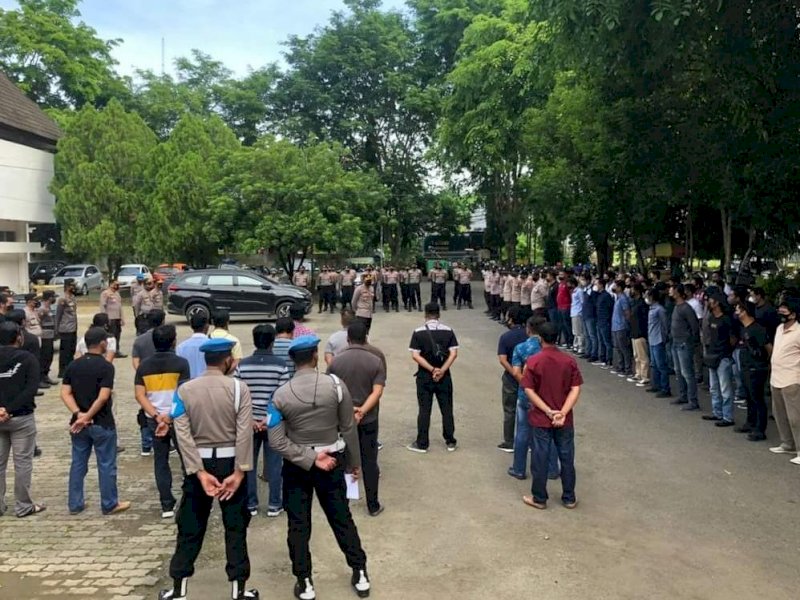 Kapolres Bone AKBP Ardyansyah memimpin langsung apel pengecekan personel pengamanan pilkades serentak. (Foto: Ist