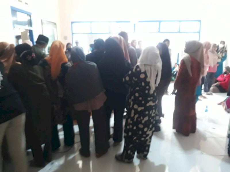 Petani di Bone ikut vaksinasi di kantor desa. (Foto: Abustan Abiy)