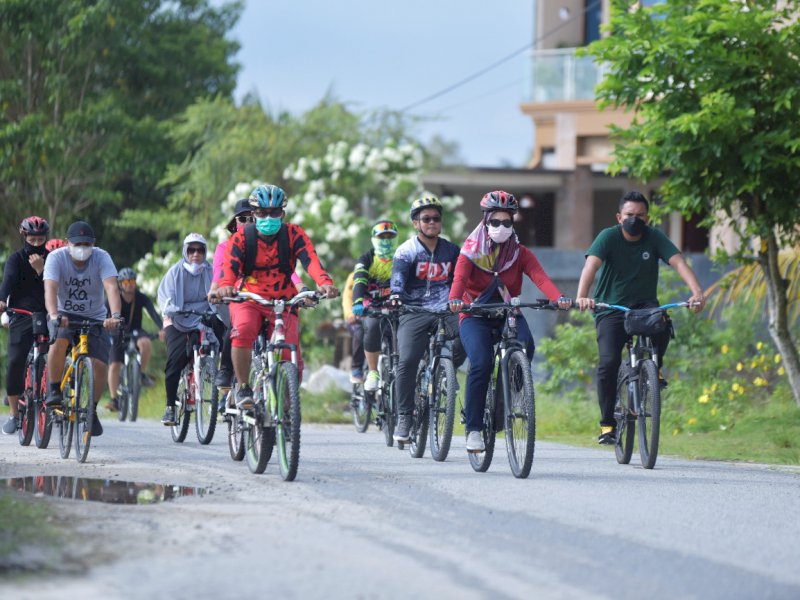 Kegiatan Sepeda Santai yang diinisiasi Ikatan Bidan Indonesia (IBI) Kabupaten Luwu Utara sukses digelar, Minggu (19/12/2021).
