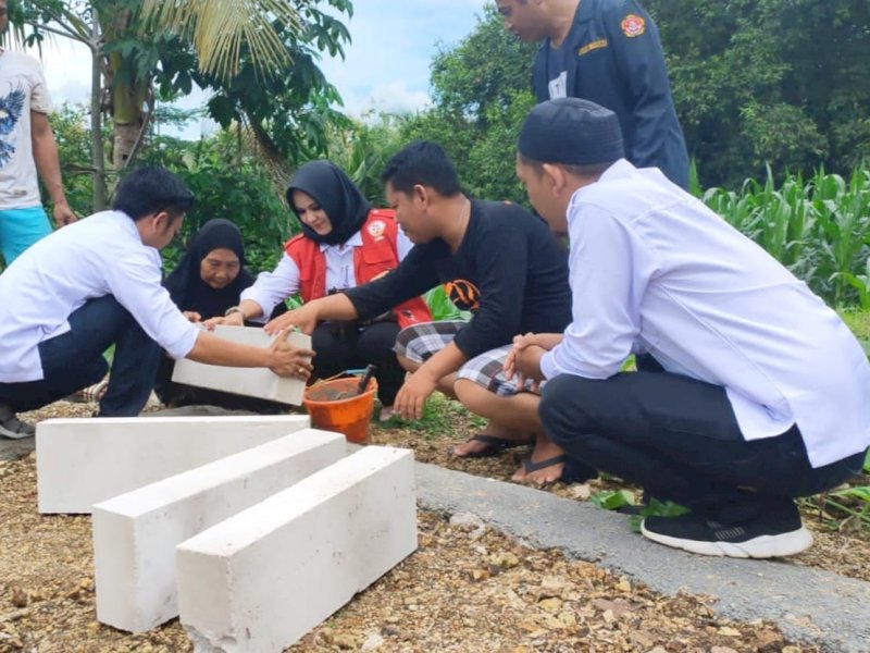 Karang Taruna Sulsel bersama Lembaga Cinta Kasih membantu membangun rumah Nenek Badia di Jeneponto.