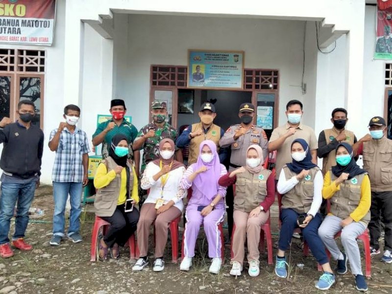 Vaksinasi yang gencar di Lutra tak lepas dari peran tenaga medis.