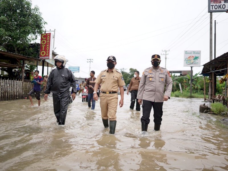 Wali Kota Makassar Danny Pomanto saat meninjau banjir beberapa waktu lalu. 