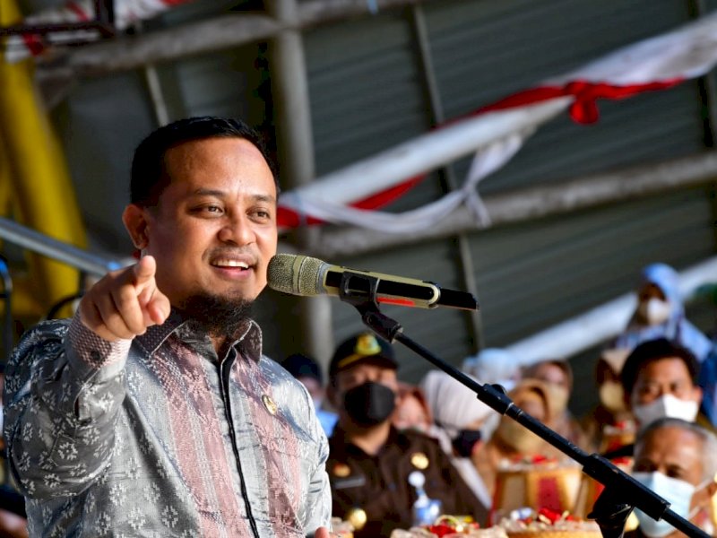 Plt Gubernur Sulsel Andi Sudirman Sulaiman melakukan peninjauan vaksinasi di Lapangan Citra Mas Alun-alun Kota Pangkep, Selasa 21 Desember 2021