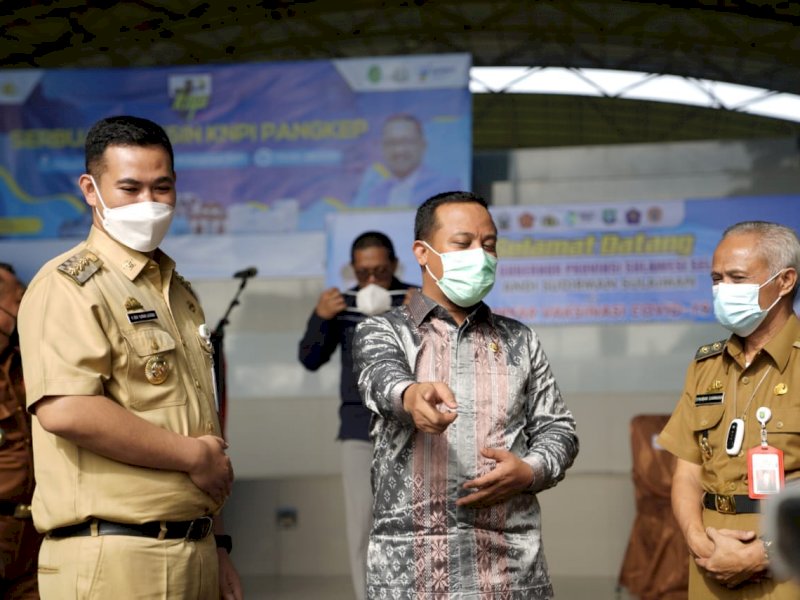Plt Gubernur Sulsel Sudirman Sulaiman saat memantau vaksinasi di Pangkep.