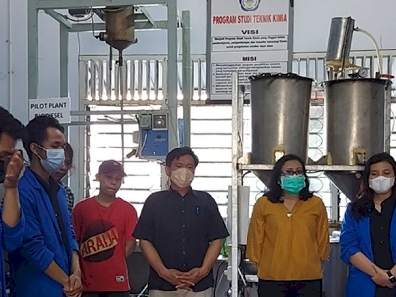 Mahasiswa Fakultas Hukum UKI Paulus terlibat dalam penelitian produksi biodiesel di lab Prodi Teknik Kimia.