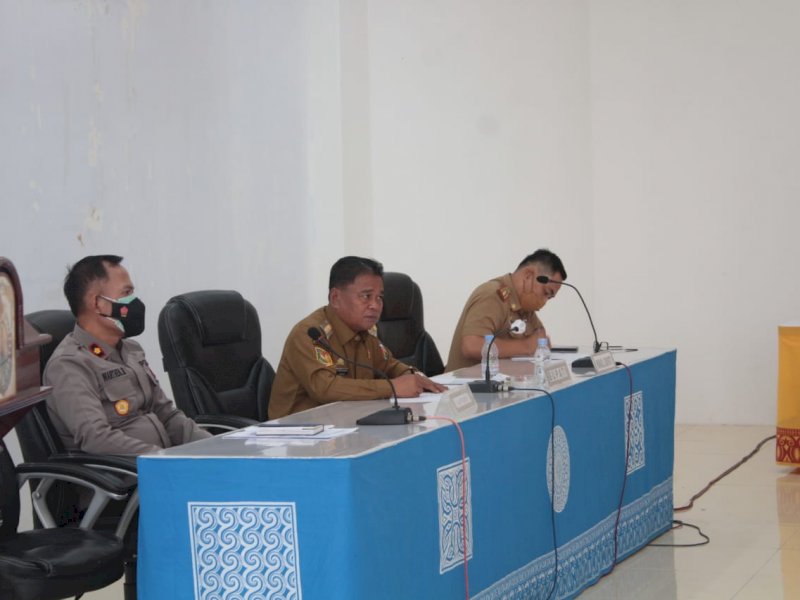 Bupati Toraja Utara Yohanis Bassang memberi instruksi kepada kepala puskesmas se-Toraja Utara, Selasa (21/12/2021).