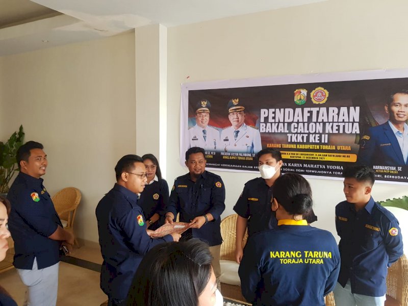 Gusti Palumpun didampingi sejumlah pendukungnya melakukan pendaftaran di hari terakhir, Rabu (22/12/2021).