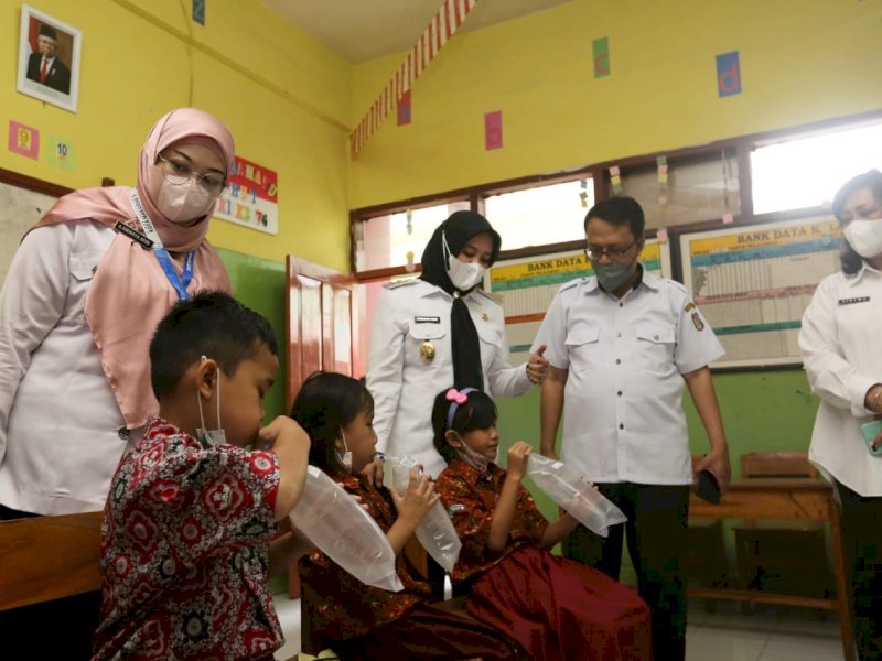 Wawali Makassar Fatmawati Rusdi meninjau tes Genose murid SD. 