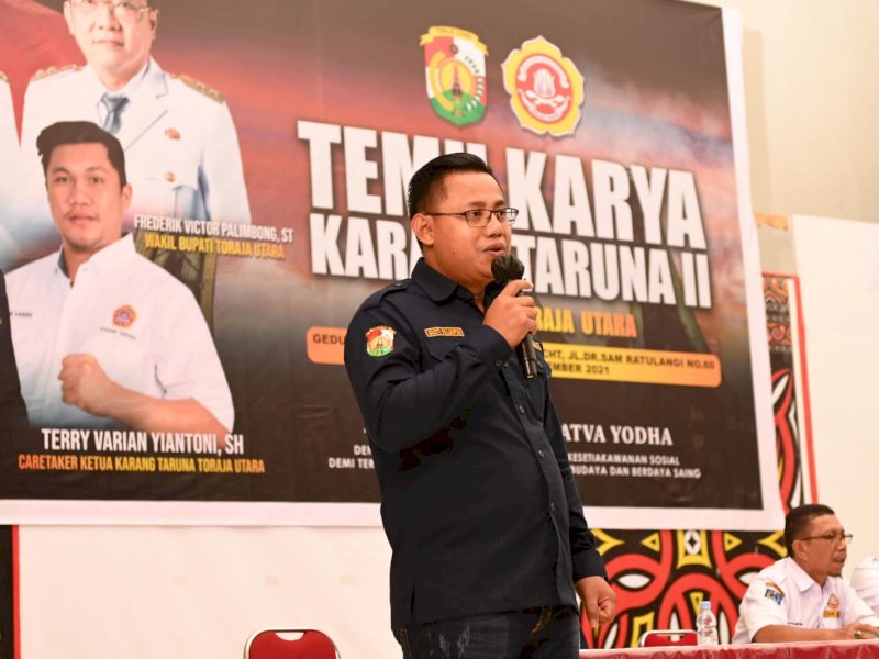 Gusti Palumpun memberi sambutan usai terpilih dalam temu karya Karang Taruna Torut, tadi malam.