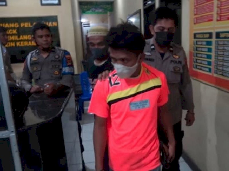Re (19) pemuda yang diamankan Polsek Bontoala, Makassar karena dituduh begal payudara.