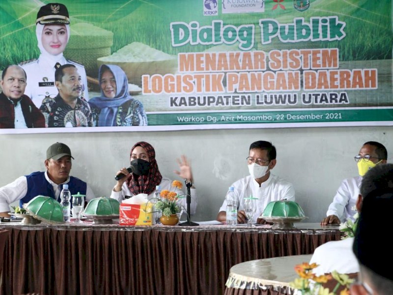 Bupati Luwu Utara Indah Putri Indriani, menjadi narasumber Diskusi Obrolin Pangan, Rabu (22/12/2021) di Warkop Dg. Azis, Masamba. 