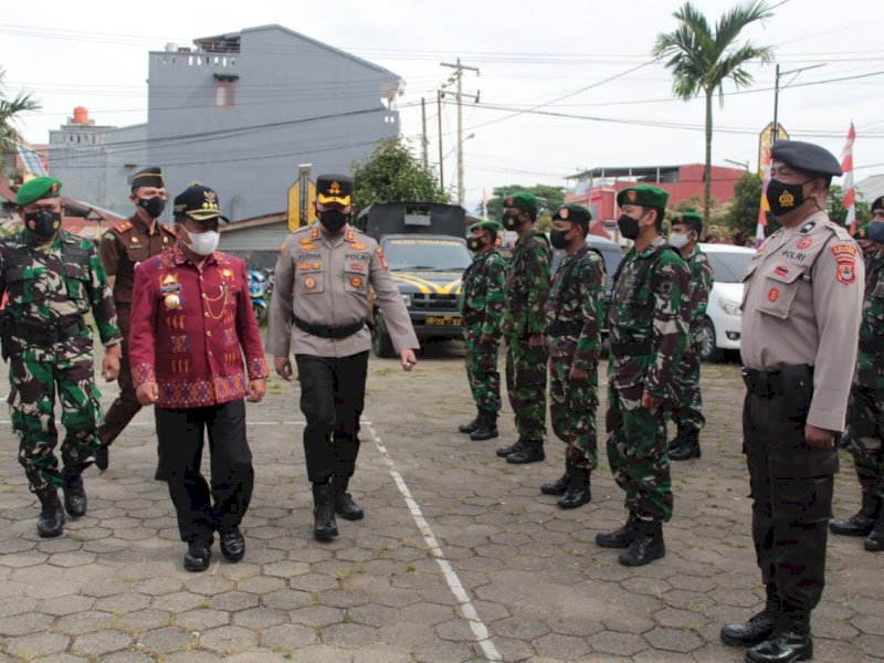 Bupati Torut Yohanis Bassang memimpin apel pasukan Operasi Lilin 2021.