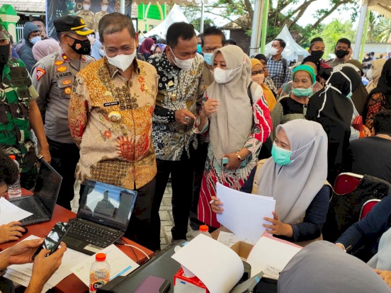 Bupati Wajo Amran Mahmud meninjau vaksinasi yang dimotori Kodim 1406 Wajo di Kompleks Masjid Tua, Desa Tosora, Kecamatan Majauleng, Jumat (24/12/2021).