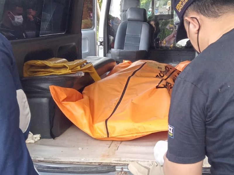 Mayat korban dievakuasi Tim Inafis Polrestabes Makassar, Jumat (24/12/2021).